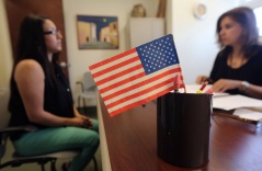 Bài thi quốc tịch Mỹ sắp thay đổi, người yếu tiếng Anh gặp khó
