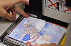 Dân Mỹ làm passport phải mòn mỏi đợi chờ vì thiếu nhân viên