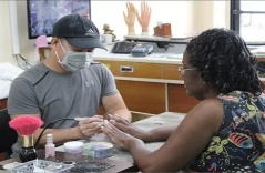 Chủ tiệm Nails Việt ở Mỹ cả đời gây dựng bỗng chốc trắng tay phải bán tiệm bồithường $1,75 triệu USD cho khách