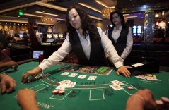 Người Việt làm nghề chia bài ở casino, được tip nhiều hơn làm nail
