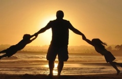 Khi có gia đình rồi, bạn mới nhận ra rằng: người đàn ông yêu bạn nhất không phải là chồng hay con, mà chính là cha