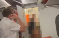 Cặp đôi bị bắt quả tang 'làm chuyện ấy' trong WC trên máy bay