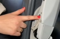 Tiếp viên hàng không tiết lộ nút bí mật giúp hành khách thoải mái