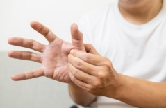 3 điểm bất thường trên ngón tay “báo hiệu” nguy cơ nhồi máu não