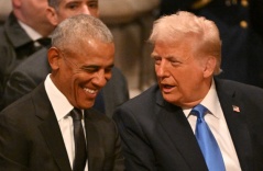 Khoảnh khắc ông Trump và ông Obama trò chuyện gây sốt