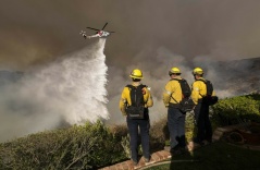 Lý do cứu hỏa Mỹ ngần ngại dùng nước biển dập cháy rừng Los Angeles