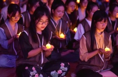 Lên chùa 'sám hối' dịp cuối năm