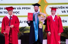 Chàng trai người Mỹ chọn học và tốt nghiệp thạc sĩ Toán tại Việt Nam Chàng trai người Mỹ chọn học và tốt nghiệp thạc sĩ Toán tại Việt Nam