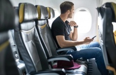 Luật ngầm về đặt tay khi ngồi máy bay Luật ngầm về đặt tay khi ngồi máy bay
