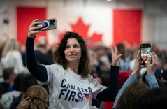 Phụ nữ Canada chắt bóp làm đẹp trong nỗi lo suy thoái Phụ nữ Canada chắt bóp làm đẹp trong nỗi lo suy thoái