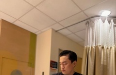 Lam Trường vỡ òa khi cắt dây rốn cho con trai trên đất Mỹ Lam Trường vỡ òa khi cắt dây rốn cho con trai trên đất Mỹ
