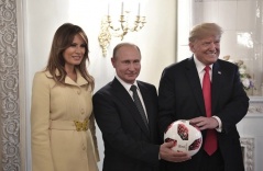Ông Trump kể câu đùa của ông Putin về phu nhân Melania Ông Trump kể câu đùa của ông Putin về phu nhân Melania