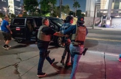 Cảnh sát Los Angeles bắt hàng loạt người vi phạm lệnh giới nghiêm Cảnh sát Los Angeles bắt hàng loạt người vi phạm lệnh giới nghiêm