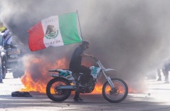 Lý do nhiều người biểu tình ở Los Angeles vẫy cờ Mexico Lý do nhiều người biểu tình ở Los Angeles vẫy cờ Mexico