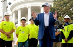 Ông Trump đùa về người nhập cư trong lễ dựng cờ ở Nhà Trắng Ông Trump đùa về người nhập cư trong lễ dựng cờ ở Nhà Trắng