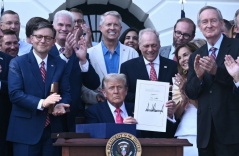 Ông Trump ký duyệt 'Đạo luật to đẹp' Ông Trump ký duyệt 'Đạo luật to đẹp'