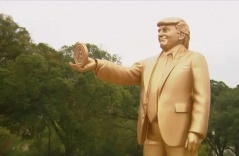 Xuất hiện tượng vàng ông Trump cầm Bitcoin trước tòa quốc hội Mỹ