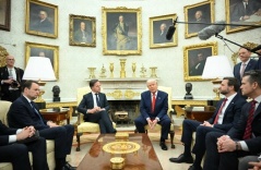 Ông Trump khoe đồ trang trí bằng vàng ở Nhà Trắng