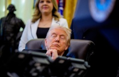 Ông Trump gây chú ý vì nhắm nghiền mắt trong sự kiện ở Nhà Trắng