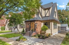 Nhà thơ ấu của ông Trump được rao bán hơn 2 triệu USD