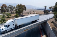 California thu hồi 17.000 bằng lái xe thương mại của người nhập cư