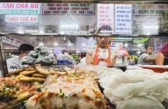 Tạp chí nước ngoài gợi ý khách uống bia, ăn ở vỉa hè Việt Nam