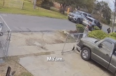 Đặc vụ nhập cư truy đuổi người phụ nữ Mỹ đến tận cửa nhà