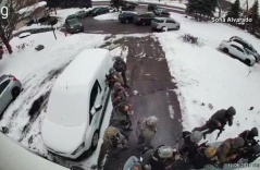 Đặc vụ ICE bị cáo buộc xông vào nhà bắt người nhập cư