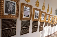 Ông Trump cho treo ảnh châm chọc hai người tiền nhiệm