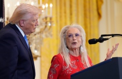 Tỷ phú hứa tặng 250 triệu USD để ông Trump tranh cử nhiệm kỳ ba