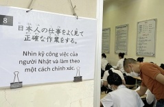 Gánh nặng 'kiếm tiền thay cả gia đình' bào mòn người xa xứ