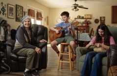 Ông bà Mỹ 'còng lưng' gánh chi phí nuôi cháu