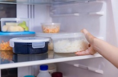 Vì sao nên cất thức ăn vào tủ lạnh khi còn nóng?