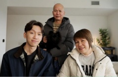 Lời hứa giúp bố mẹ nghỉ hưu sớm của chàng trai gốc Việt