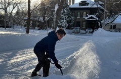 Người Việt kể quy định bắt buộc xúc tuyết trước nhà ở Canada