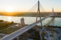 Tỷ phú muốn ngăn cầu biên giới Mỹ - Canada bằng mọi giá