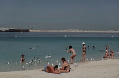 Vỏ bọc bình thường của giới siêu giàu Dubai dưới tên lửa