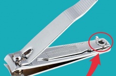 Bí ẩn chiếc lỗ nhỏ trên đồ bấm móng tay