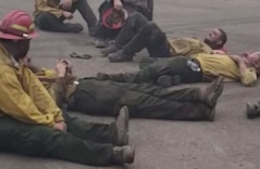 Lính cứu hoả Oregon cùng nhau hát vang sau 14 giờ chiến đấu với lửa