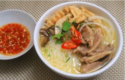 Khách Tây thưởng thức một món bún dân dã của người Việt rồi nhận xét: “Nó có hương vị độc nhất!”