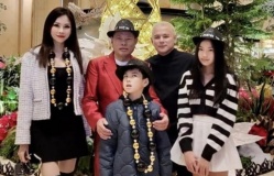 Con dâu tỷ phú Hoàng Kiều khoe ảnh đón năm mới, bố chồng U80 gây chú ý vì điều này