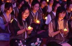 Lên chùa 'sám hối' dịp cuối năm