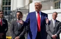Ông Trump hoãn áp thuế 90 ngày, tăng thuế với Trung Quốc lên 125%