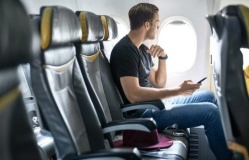 Luật ngầm về đặt tay khi ngồi máy bay