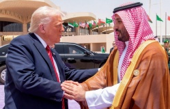 Khoảnh khắc tạm biệt gây sốt của ông Trump và Thái tử Arab Saudi