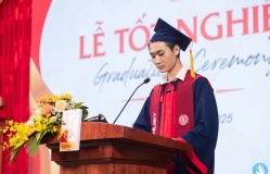 Chàng trai 'gây sốt' với bài phát biểu về bố mẹ không biết chữ