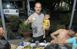 Người nước ngoài sốc với văn hóa nhậu ở Việt Nam