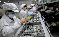'Những con ốc vít' chặn đường iPhone trở về Mỹ