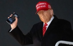 Hình nền điện thoại của ông Trump gây chú ý