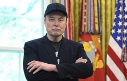 Musk mất gần 100 tỷ USD một ngày vì đấu khẩu với ông Trump